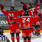 Les Diables Rouges de Valenciennes en pleine célébration sur la glace